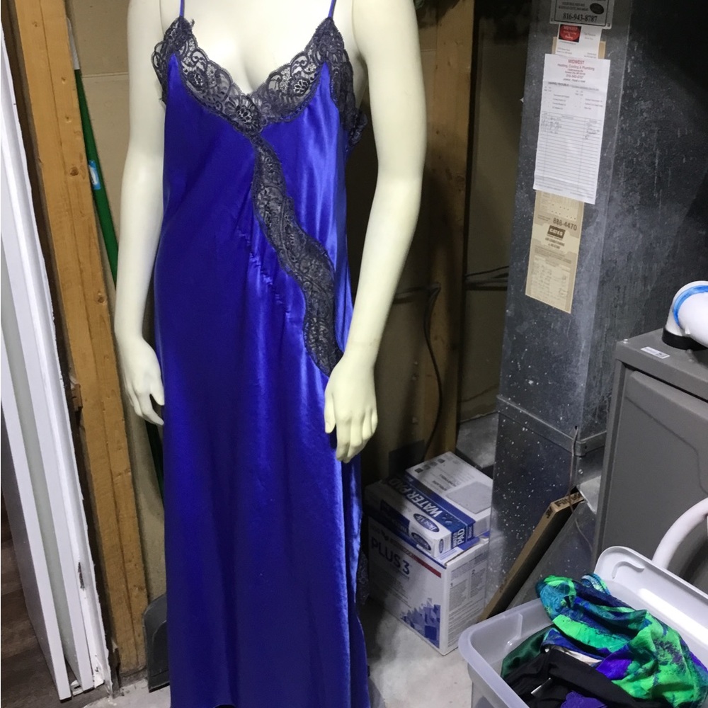 Victorian Lace Blue Purple - Picture 9 of 16